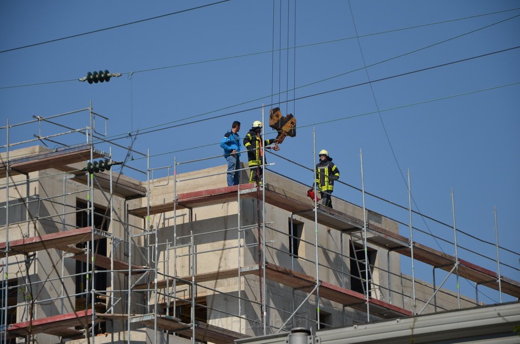 Einsatz BF Koeln Kran beruehrt Oberleitung DB Koeln Gremberg Taunusstr P137.JPG